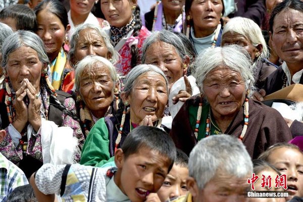 图为8月14日，阿里地区普兰县信教民众迎接班禅。 李林 摄