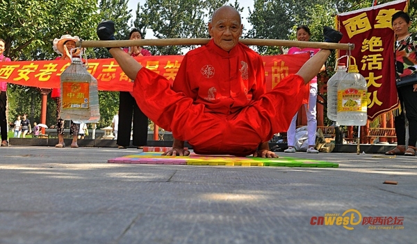 　70岁练“二指禅” 78岁一身功夫雁塔南广场引围观（我爱蓝天 摄影）