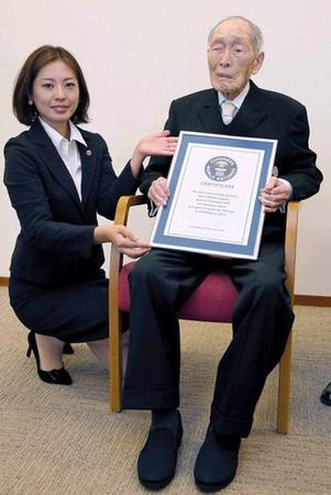 日本111岁男子百井盛成为“世界最长寿男性”网页截图