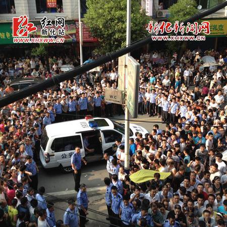 　　新化数千群众围观民警维持秩序