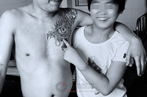 06小超(右)会和大人们在一起抽烟讲笑话，聊到兴头上，荤段子随口而出。