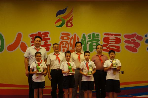 s1000_参会嘉宾向营员代表赠送励志书籍等礼物