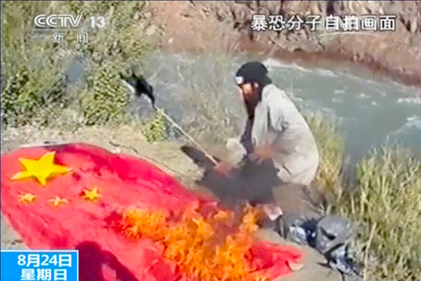 新疆恐怖组织活动视频曝光-焚烧数十国国旗2