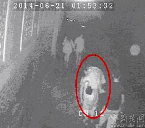 监控摄下嫌疑人深夜抛尸