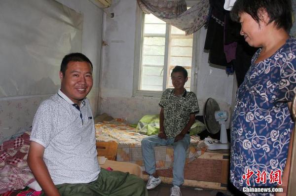 母亲吕爱梅为兄弟二人整理完毕，又要一起出去唱歌，母子三人都乐了，他们认为最幸福的莫过于一家人相濡以沫。马义恒 摄