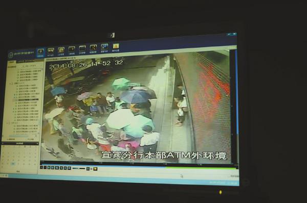 　路边监控拍下的动人一幕。