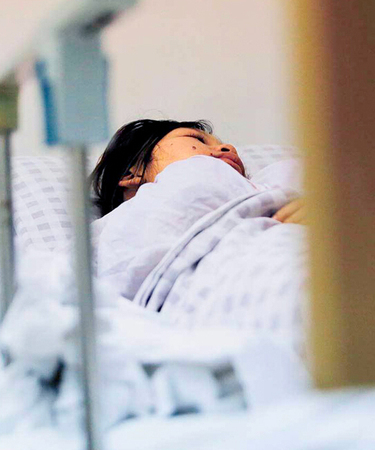 女子厕所产婴抛下6楼-目击者：都碎了4