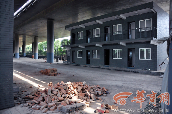 昨日，位于朱雀路和南三环十字向西100米的绕城高速桥下建起了二层小楼 华商报记者 张杰 摄