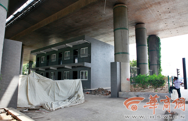 位于朱雀路和南三环十字向西100米的绕城高速桥下建起了二层小楼 华商报记者 张杰 摄
