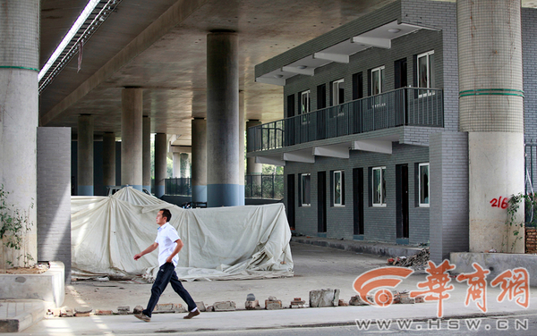 位于朱雀路和南三环十字向西100米的绕城高速桥下建起了二层小楼 华商报记者 张杰 摄1