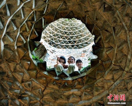 图为8月25日，“无腿女孩”蒋张子怡在父母的保护下在塔内参观。卓忠伟 摄