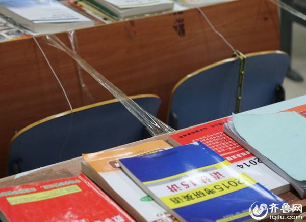 8月26日，济南大学西校区考研自习室，座位已被抢占一空，书本成为考研族占座利器。