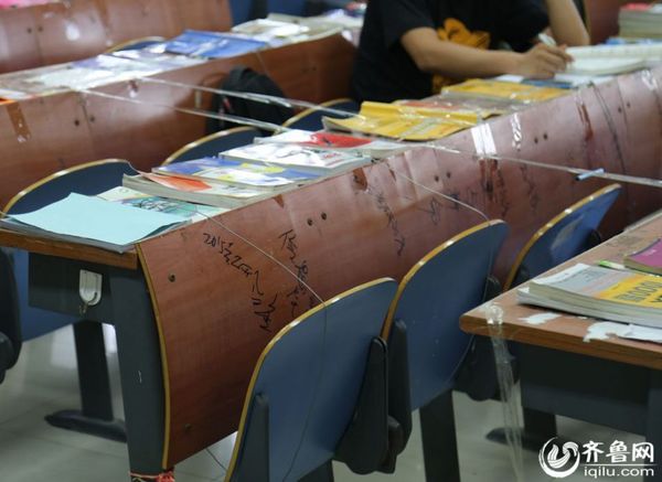 8月26日，济南大学西校区考研自习室，座位已被抢占一空。图为学生用胶带、铁丝、铁链占座。
