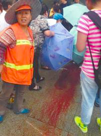 孕妇当街生子路人撑伞围成爱心产房-雨水冰冷温情不冷3