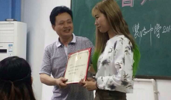成都95后女生弃学从商 资助10名同学上大学6
