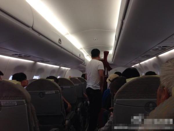 哈萨克军机因机械故障降落银川5