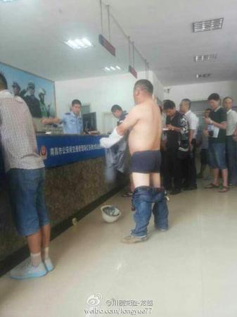 男子脱光大闹交警队 无理又无礼如此荒唐(图)
