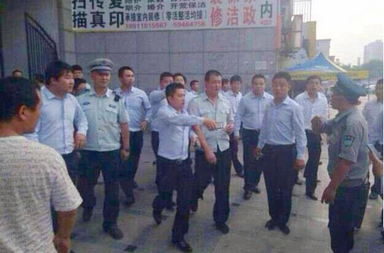 北京：10余名城管围殴旁观执法男子5
