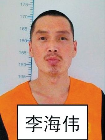 　逃跑时上穿浅蓝色短袖警衬（无警衔和其他标志），下穿深色长裤，浅色鞋。