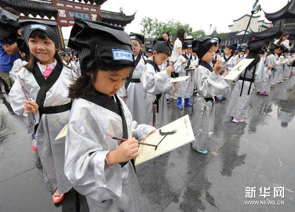 8月31日，新生在“开笔礼”仪式上学写“人”字。