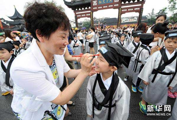 8月31日，老师为新生点朱砂开智。
