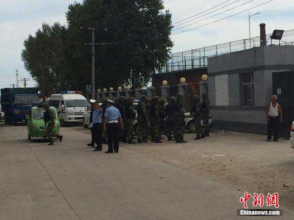 　图为黑龙江延寿县看守所门前正在集结警力。9月2日6时许，哈尔滨延寿县公安局看守所内，三名犯人将一名管教杀死后逃走。提示：三人逃走时都穿着警服，一人着警服外衣，一人穿短袖夏装，一人穿长袖秋装。公安机关已经积极布控。