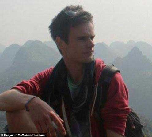 现在本杰明不仅和最聪明的中国人一起在上海学商科，还主持中文节目，成为澳大利亚华人圈中的小明星。