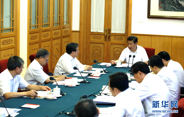 近日，中共中央总书记习近平等中共中央政治局常委在北京分别听取联系点县委和所在省区党委教育实践活动情况汇报。这是8月27日，中共中央总书记习近平在中南海听取兰考县委和河南省委教育实践活动情况汇报。 新华社记者鞠鹏摄