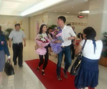 图说:网友拍摄刘翔现身普陀婚姻登记中心的照片。网友图 图说:网友拍摄刘翔现身普陀婚姻登记中心的照片。网友图