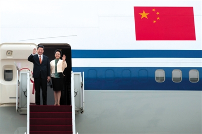 2014年7月3日，习近平与夫人彭丽媛抵达韩国访问。