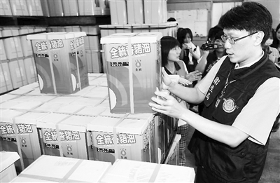 台湾食品卫生监管部门搜查问题油。新华社发