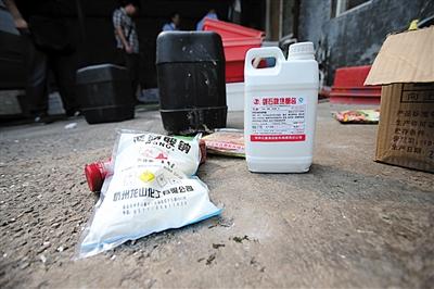 　9月5日，无证作坊内查到的着色剂、亚硝酸钠、火碱等。
