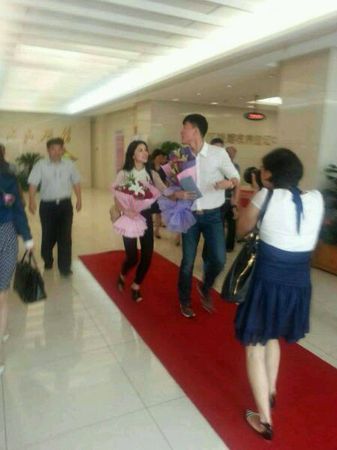图说：网友拍摄刘翔现身普陀婚姻登记中心的照片。