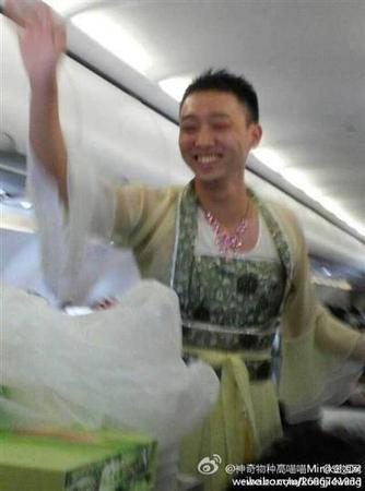 　图注：春秋航空推“男扮女装”嫦娥空姐 　　