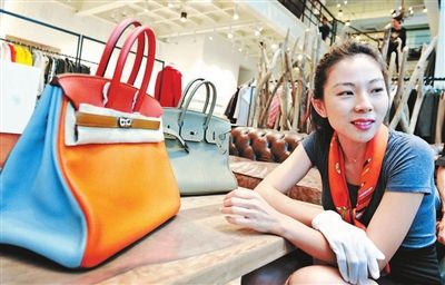 奢侈品鉴定班老师在给学员讲解