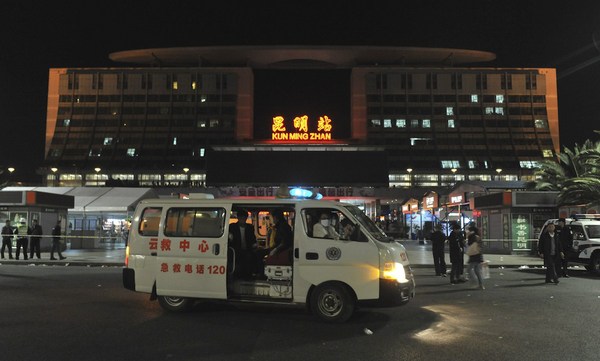 2014年3月1日晚，在昆明火车站，路上停着120救护车。