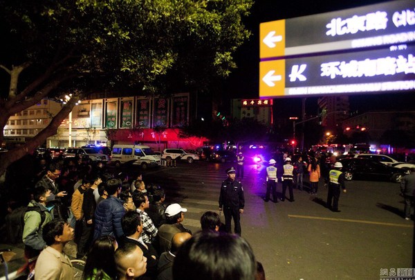 3月2日凌晨，昆明火车站站前多条路戒严，大批警察驻点维持秩序。