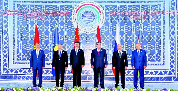 9月12日，上海合作组织成员国元首理事会第十四次会议在塔吉克斯坦首都杜尚别举行。国家主席习近平出席会议并发表重要讲话。这是与会成员国元首集体合影。 新华社记者李涛摄