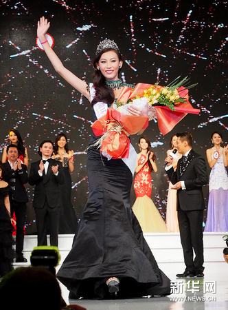 9月13日，许乃蜻胜出后向现场观众挥手致意。新华社记者 陈飞 摄