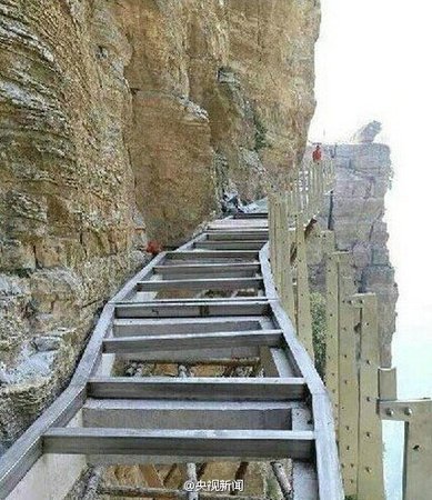 河北白石山景区建玻璃栈道 悬空1900米