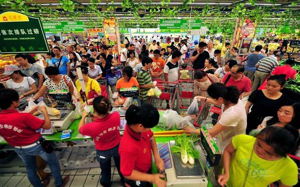 9月15日，海口市民在一家超市内排队买蔬菜、水果。新华社记者 郭程摄