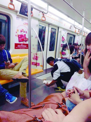 乘客拍下的孙冠儒清理呕吐物时的场景。