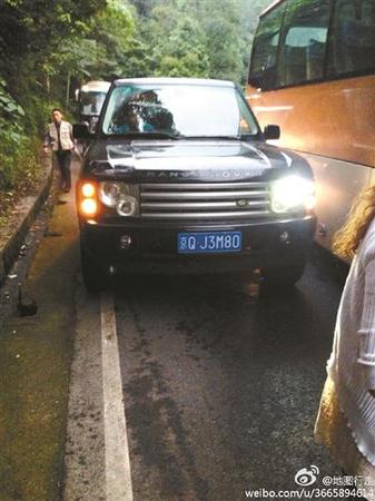北京自驾车差点与观光车发生剐蹭