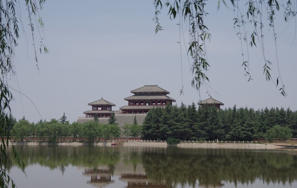 这个项目是拿到市规划局的选址意见书、市计委的立项报告和市文物局的动工函，我们才租地开工的。”秦阿房宫旅游股份有限公司董事长雷应魁说，当时不仅为阿房宫景区办过相应的手续，而且还是请陕西省文保中心设计的。