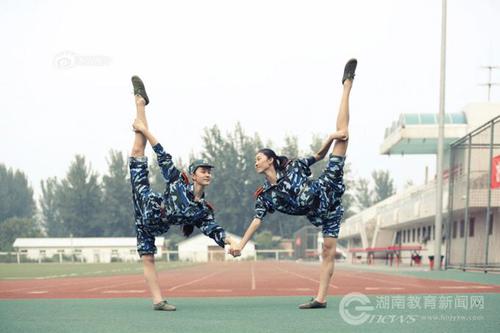 “经历一番血泪苦，敢教自我换新颜;摸爬滚打锻精兵，千锤百炼造英雄。”这句话伴随着2014级北京服装学院服装表演与品牌推广新生两周的军训生活。