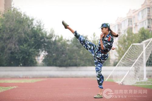 学生军训汇报：能文能舞空中大跳展柔美身姿。