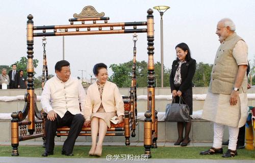 习近平和夫人彭丽媛一起荡秋千。