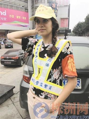 21岁的莉亚来自英国，目前在响石广场担任城管监督员记者张媛实习生夏湘鹏摄