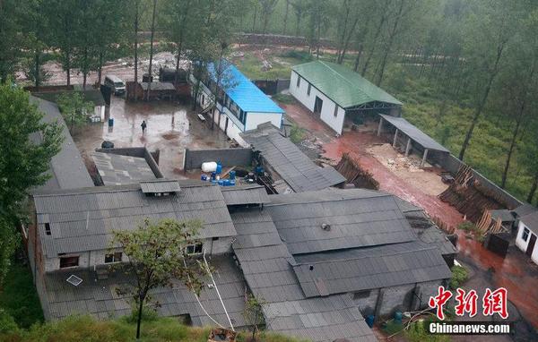 2014年9月15日，河南洛阳汝阳县马兰河因为污染变成一条“红河”，“红水”顺着山坡一直流到山下，而“红水”的源头正是附近一山顶的染料厂残留处理池。图为勒令停产关闭的涂料厂。