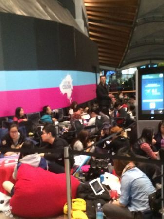 　　【环球网综合报道】苹果6手机19日发布，在澳大利亚墨尔本，大批中国人熬夜排队等候购买，有人在等候过程中还打起麻将打发时间